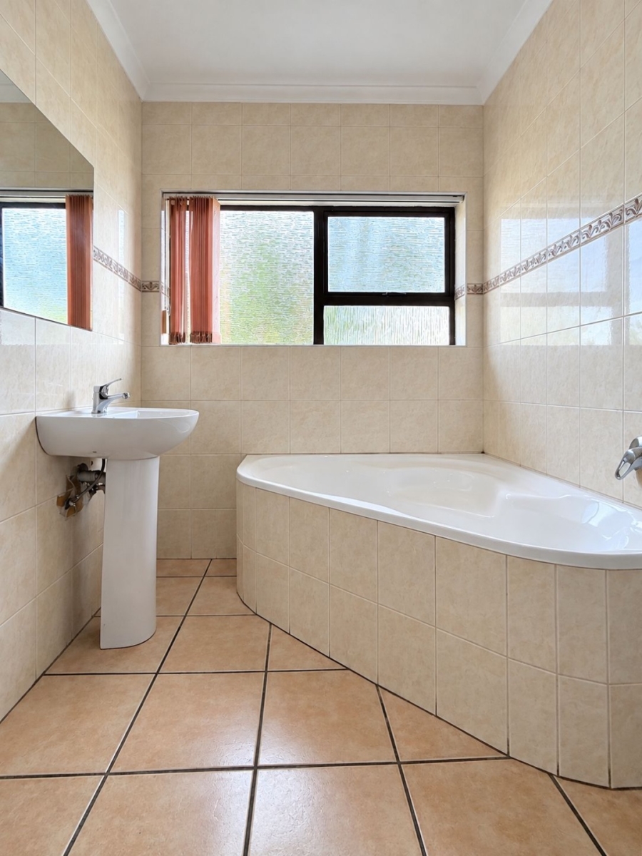 4 Bedroom Property for Sale in Bluewater Bay Eastern Cape
